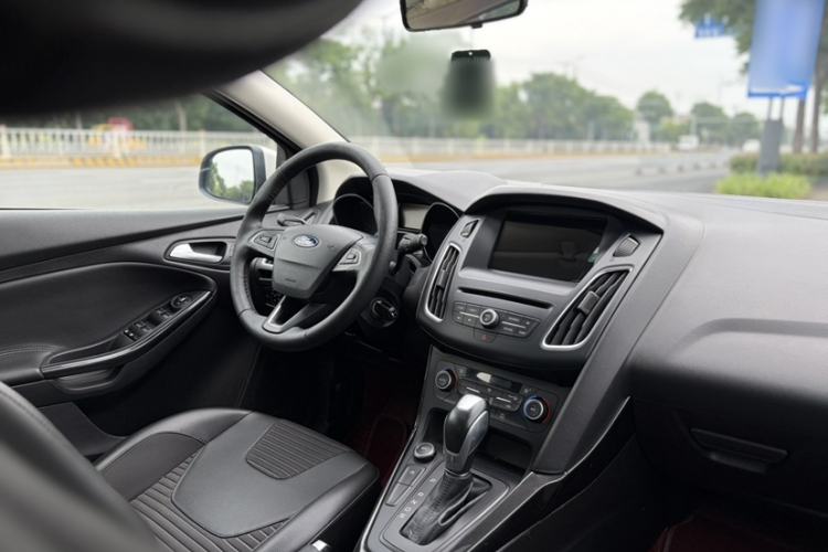 Used Ford Focus 2018 Hatchback Classic EcoBoost 180 Automatic Elite Model Interior 3