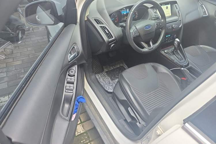 Used Ford Focus 2018 Hatchback Classic EcoBoost 180 Automatic Elite Model Interior 3