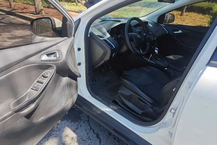 Used Ford Focus 2018 Hatchback Classic 1.6L Automatic Trendy SmartDrive Edition Interior 3