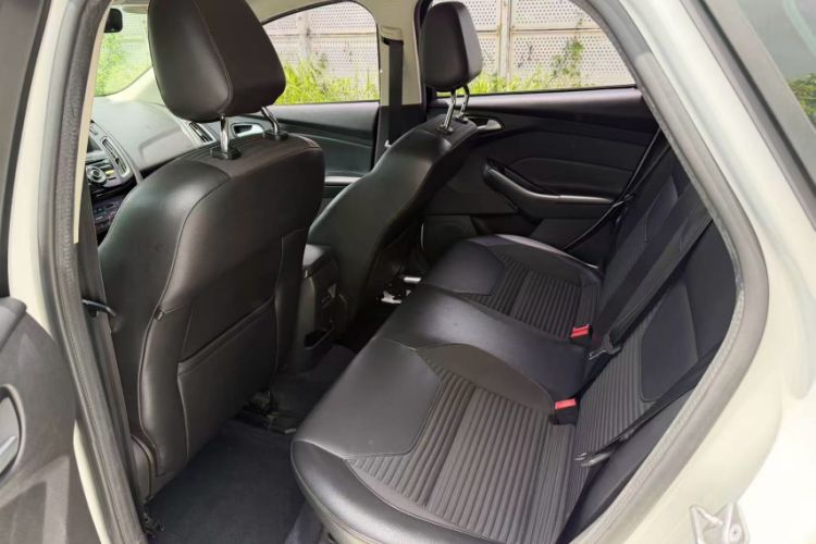 Used Ford Focus 2018 Two-Door Classic EcoBoost 125 Automatic Supercharged Style SmartDrive Edition Interior 3