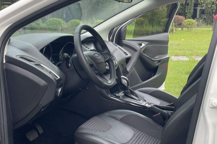 Used Ford Focus 2018 Sedan Classic 1.6L Automatic Trendy SmartDrive Edition Interior 3