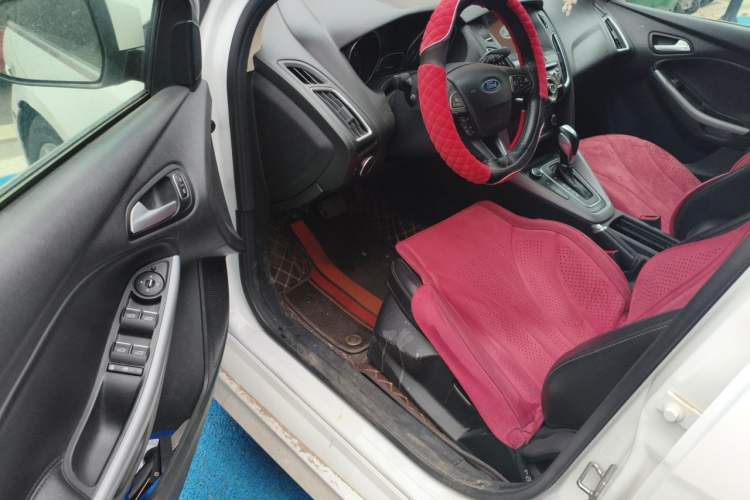 Used Ford Focus 2018 Hatchback Classic EcoBoost 180 Automatic Sport Edition Interior 3