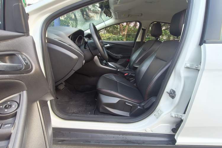 Used Ford Focus 2018 Hatchback Classic 1.6L Automatic Comfort Plus SmartDrive Edition Interior 3