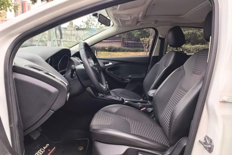 Used Ford Focus 2018 Hatchback Classic 1.6L Automatic Trendy SmartDrive Edition Interior 3