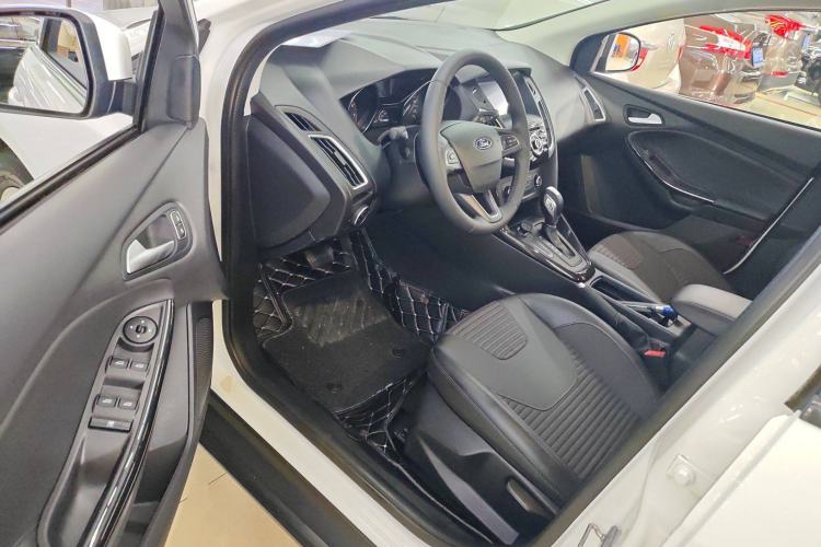 Used Ford Focus 2018 Hatchback Classic 1.6L Automatic Trendy SmartDrive Edition Interior 3