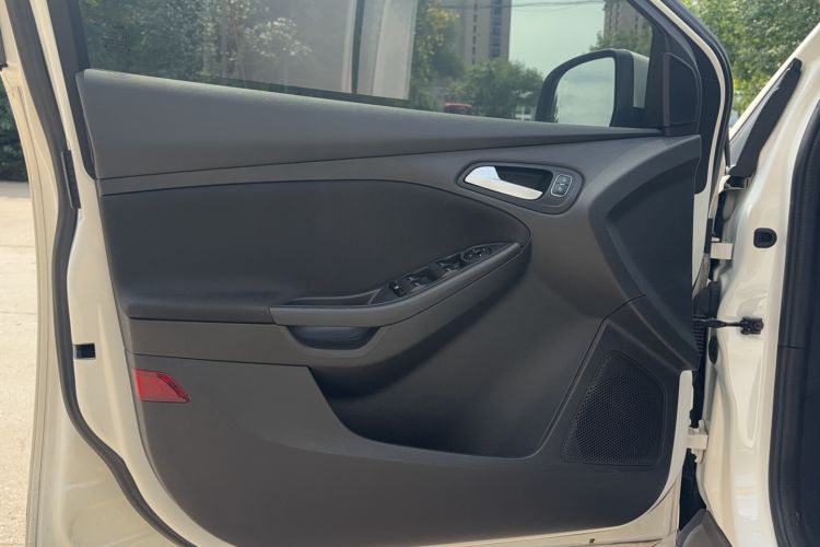 Used Ford Focus 2018 Hatchback Classic 1.6L Automatic Comfort Plus SmartDrive Edition Interior 4