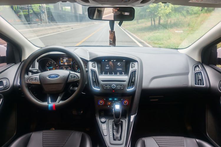Used Ford Focus 2018 Hatchback Classic EcoBoost 180 Automatic Elite Model Interior 4