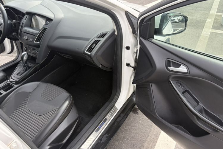 Used Ford Focus 2018 Sedan Classic EcoBoost 180 Automatic Elite Model Interior 4