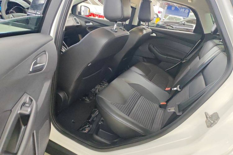 Used Ford Focus 2018 Hatchback Classic 1.6L Automatic Trendy SmartDrive Edition Interior 4