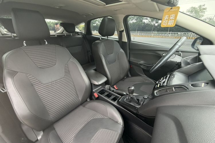 Used Ford Focus 2018 Hatchback Classic 1.6L Manual Fashion Edition SmartDrive Version Interior 4