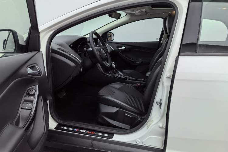 Used Ford Focus 2018 Hatchback Classic 1.6L Automatic Trendy SmartDrive Edition Interior 4