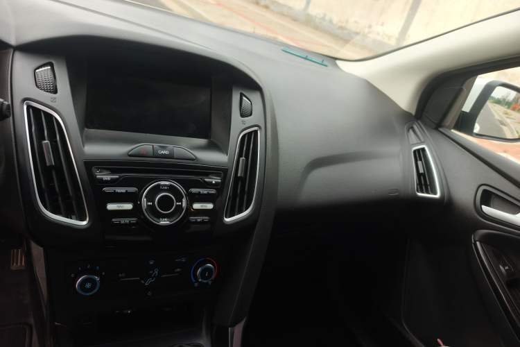 Used Ford Focus 2018 Hatchback Classic 1.6L Manual Fashion Edition SmartDrive Version Interior 5