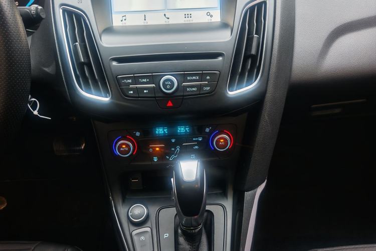 Used Ford Focus 2018 Hatchback Classic EcoBoost 180 Automatic Elite Model Interior 5