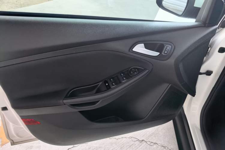 Used Ford Focus 2018 Hatchback Classic 1.6L Automatic Comfort Plus SmartDrive Edition Interior 5