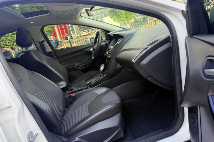 Used Ford Focus 2018 Hatchback Classic 1.6L Automatic Trendy SmartDrive Edition Interior 5