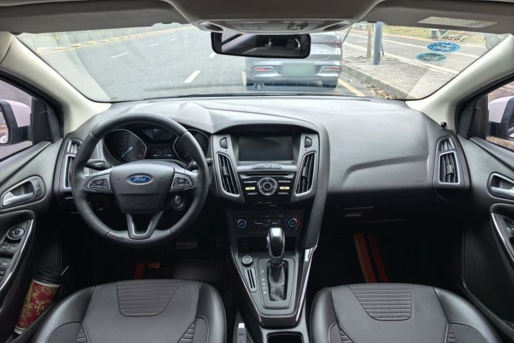 Used Ford Focus 2018 Hatchback Classic 1.6L Automatic Trendy SmartDrive Edition Interior 5