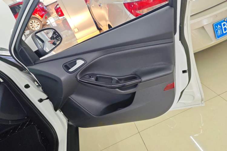 Used Ford Focus 2018 Hatchback Classic 1.6L Automatic Trendy SmartDrive Edition Interior 5