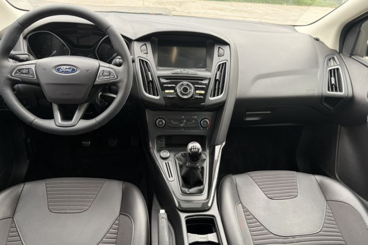 Used Ford Focus 2018 Hatchback Classic 1.6L Manual Fashion Edition SmartDrive Version Interior 5