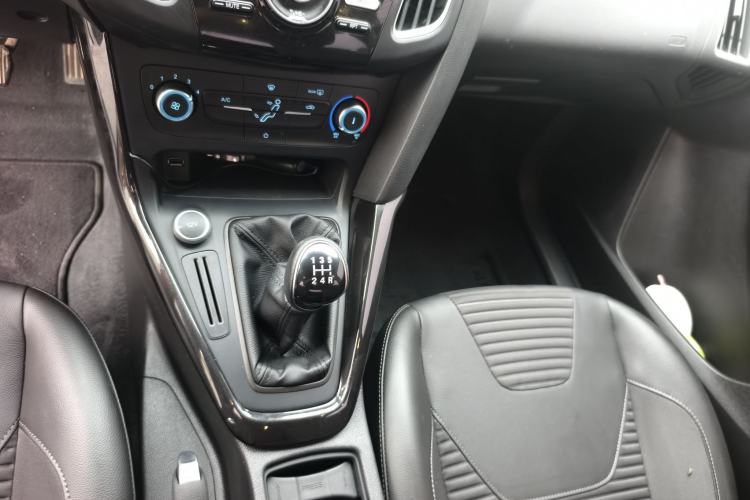 Used Ford Focus 2018 Hatchback Classic 1.6L Manual Fashion Edition SmartDrive Version Interior 6