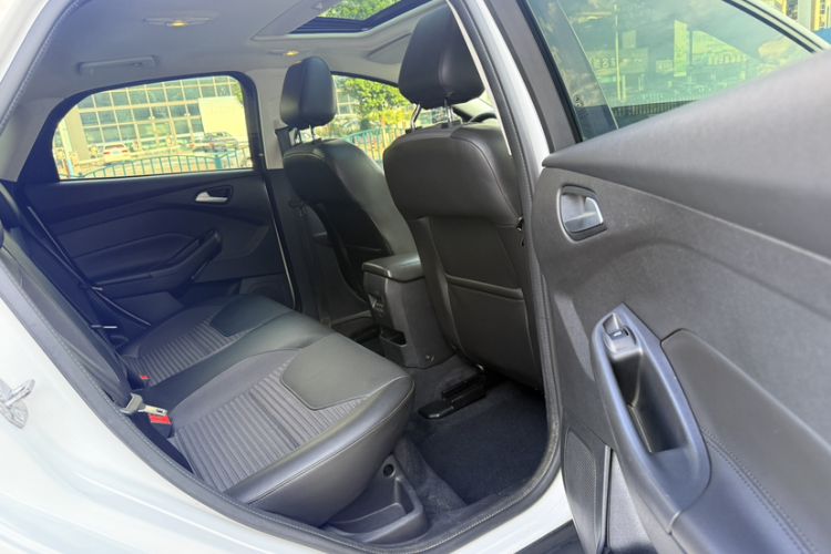 Used Ford Focus 2018 Hatchback Classic 1.6L Automatic Trendy SmartDrive Edition Interior 6