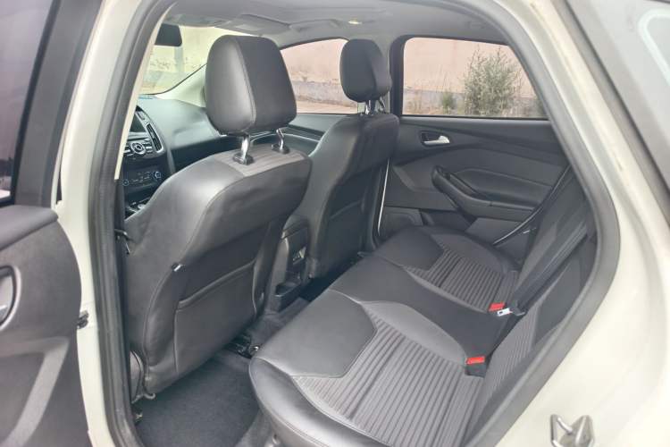 Used Ford Focus 2018 Hatchback Classic 1.6L Manual Fashion Edition SmartDrive Version Interior 7