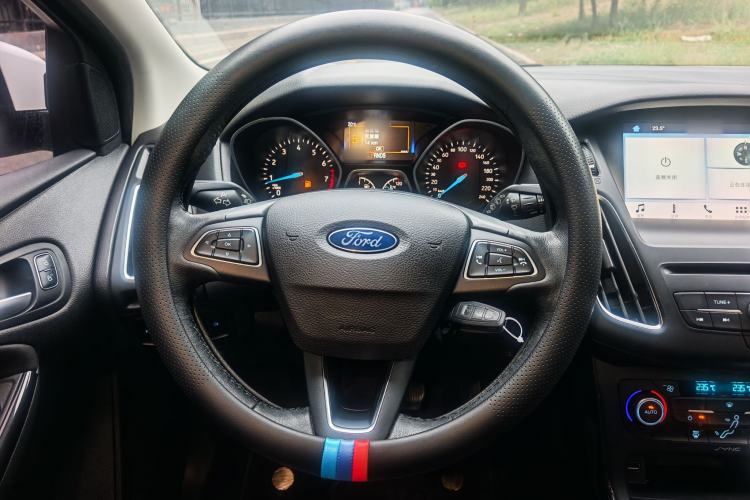 Used Ford Focus 2018 Hatchback Classic EcoBoost 180 Automatic Elite Model Interior 7