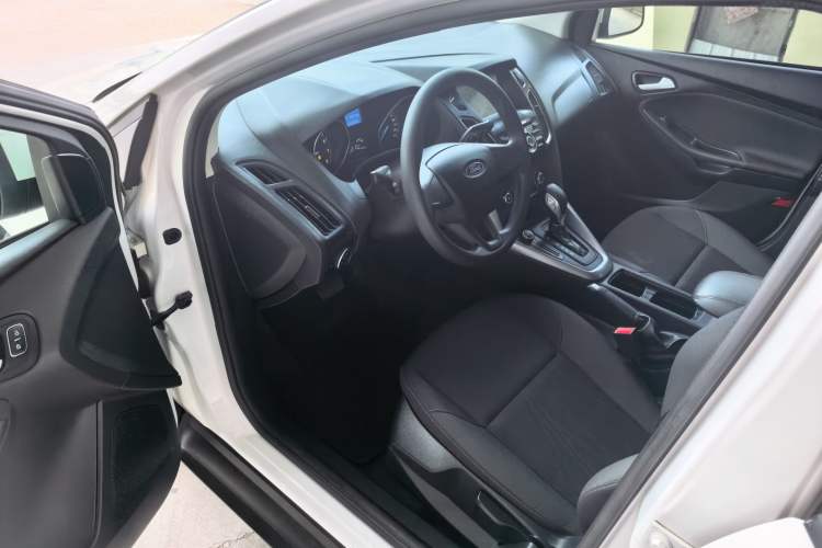 Used Ford Focus 2018 Hatchback Classic 1.6L Automatic Comfort Plus SmartDrive Edition Interior 7
