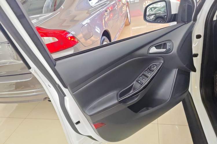Used Ford Focus 2018 Hatchback Classic 1.6L Automatic Trendy SmartDrive Edition Interior 7