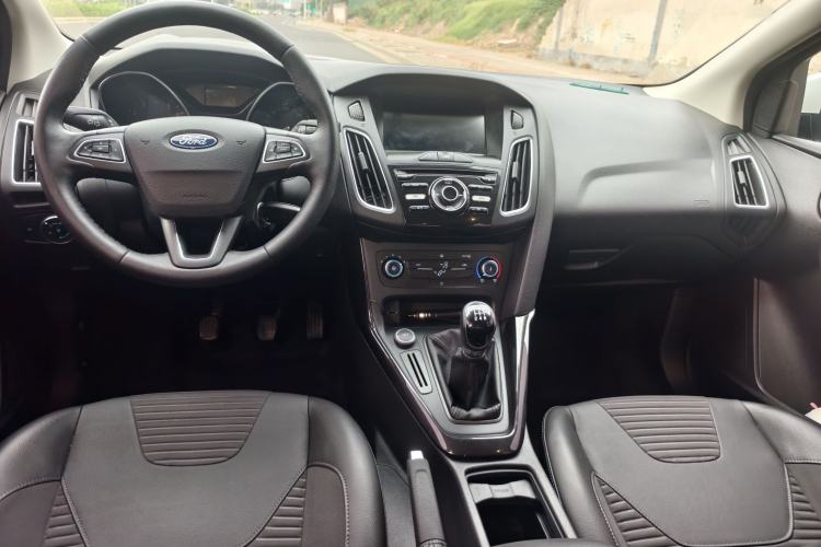 Used Ford Focus 2018 Hatchback Classic 1.6L Manual Fashion Edition SmartDrive Version Interior 8