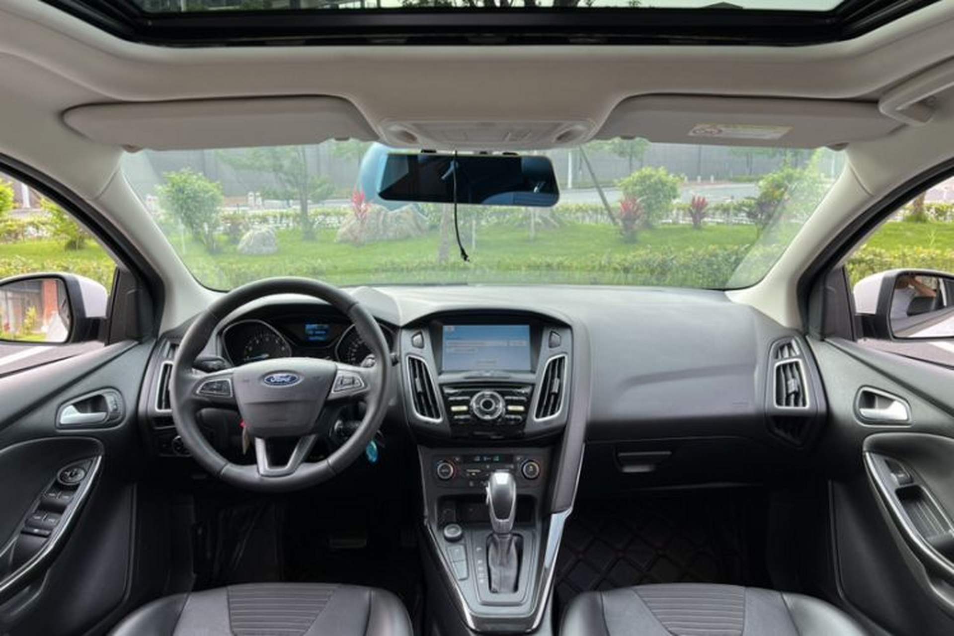 Used Ford Focus 2018 Two-Door Classic EcoBoost 125 Automatic Supercharged Style SmartDrive Edition Interior 8