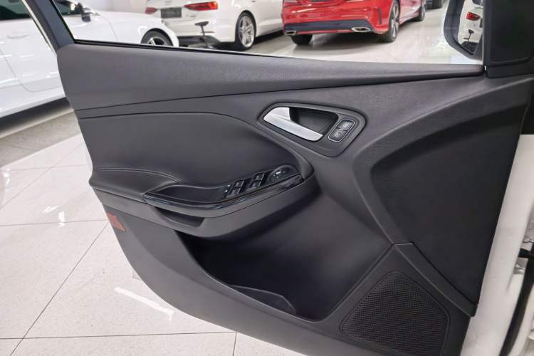 Used Ford Focus 2018 Sedan Classic EcoBoost 180 Automatic Elite Model Interior 8
