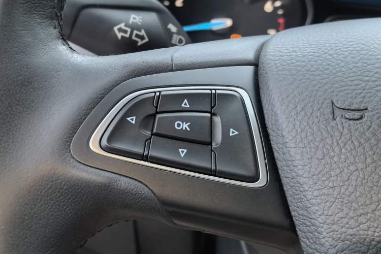 Used Ford Focus 2018 Hatchback Classic 1.6L Automatic Trendy SmartDrive Edition Interior 8