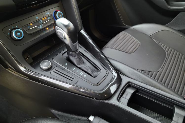 Used Ford Focus 2018 Hatchback Classic 1.6L Automatic Trendy SmartDrive Edition Interior 9