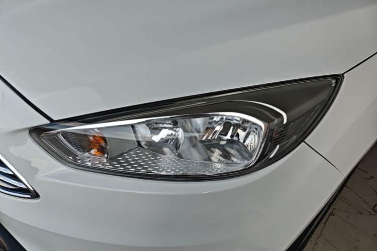 Used Ford Focus 2018 Sedan Classic 1.6L Automatic Trendy SmartDrive Edition Left Front Headlight