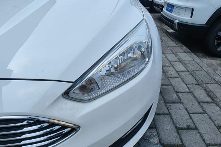 Used Ford Focus 2018 Sedan Classic 1.6L Automatic Trendy SmartDrive Edition Left Front Headlight