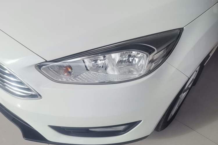 Used Ford Focus 2018 Sedan Classic 1.6L Automatic Trendy SmartDrive Edition Left Front Headlight