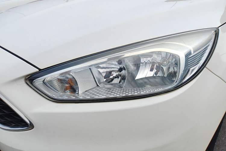 Used Ford Focus 2018 Hatchback Classic 1.6L Automatic Trendy SmartDrive Edition Left Front Headlight