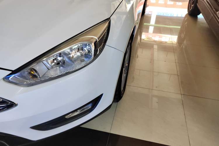 Used Ford Focus 2018 Sedan Classic 1.6L Automatic Trendy SmartDrive Edition Left Front Headlight