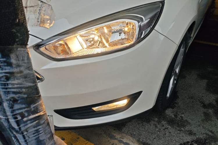Used Ford Focus 2018 Hatchback Classic 1.6L Automatic Trendy SmartDrive Edition Left Front Headlight