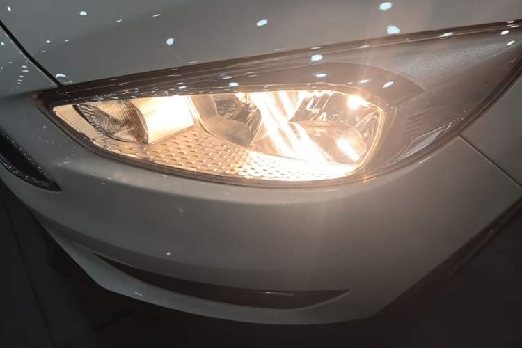 Used Ford Focus 2018 Hatchback Classic 1.6L Automatic Trendy SmartDrive Edition Left Front Headlight