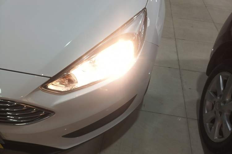 Used Ford Focus 2018 Sedan Classic 1.6L Automatic Comfort Plus Smart Drive Version Left Front Headlight