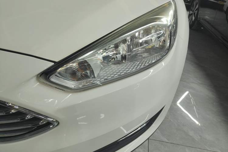 Used Ford Focus 2018 Sedan Classic 1.6L Automatic Trendy SmartDrive Edition Left Front Headlight