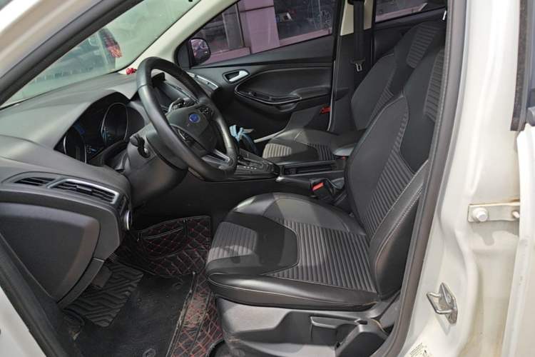 Used Ford Focus 2018 Hatchback Classic 1.6L Automatic Trendy SmartDrive Edition Left Front Seat