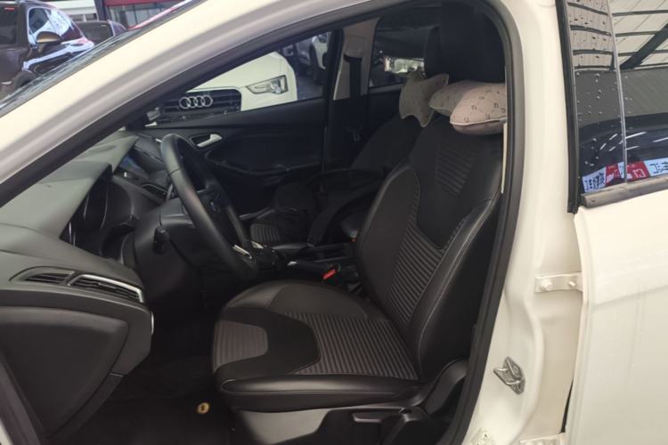 Used Ford Focus 2018 Sedan Classic 1.6L Automatic Trendy SmartDrive Edition Left Front Seat