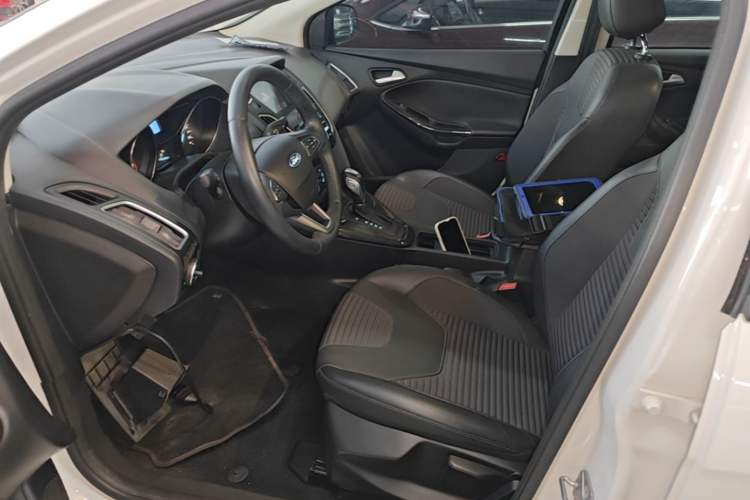 Used Ford Focus 2018 Sedan Classic 1.6L Automatic Trendy SmartDrive Edition Left Front Seat