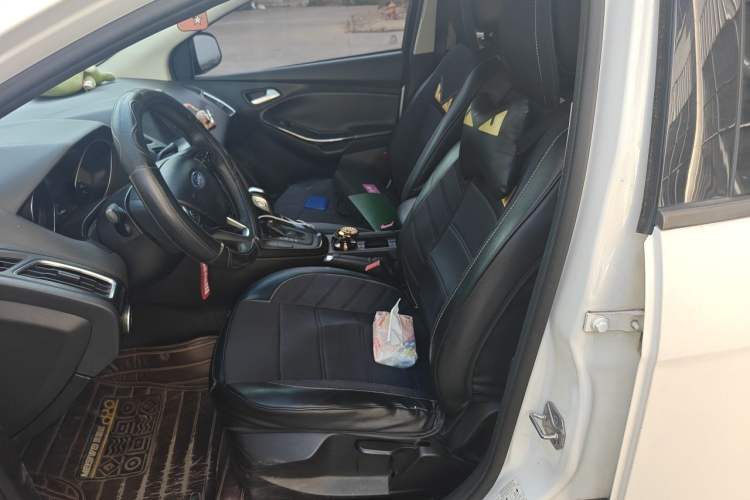 Used Ford Focus 2018 Sedan Classic EcoBoost 125 Automatic Supercharged Style SmartDrive Edition Left Front Seat