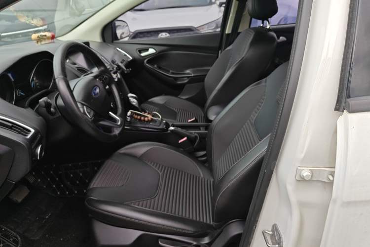 Used Ford Focus 2018 Sedan Classic 1.6L Automatic Trendy SmartDrive Edition Left Front Seat