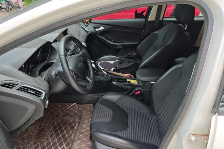 Used Ford Focus 2018 Hatchback Classic 1.6L Automatic Trendy SmartDrive Edition Left Front Seat