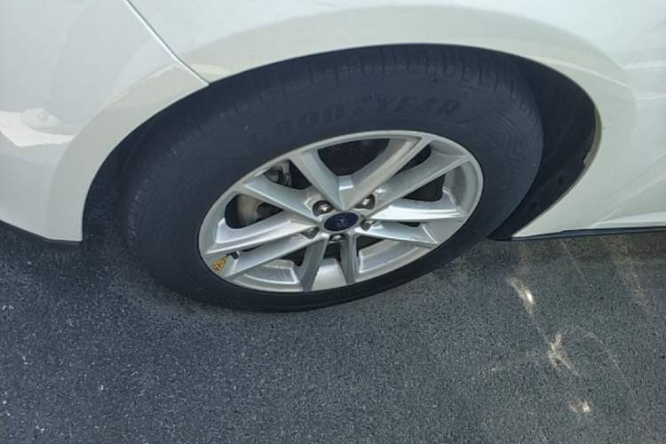 Used Ford Focus 2018 Sedan Classic EcoBoost 180 Automatic Elite Model Left Front Wheel Hub