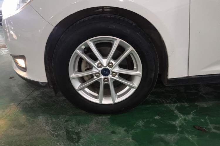 Used Ford Focus 2018 Sedan Classic 1.6L Automatic Trendy SmartDrive Edition Left Front Wheel Hub